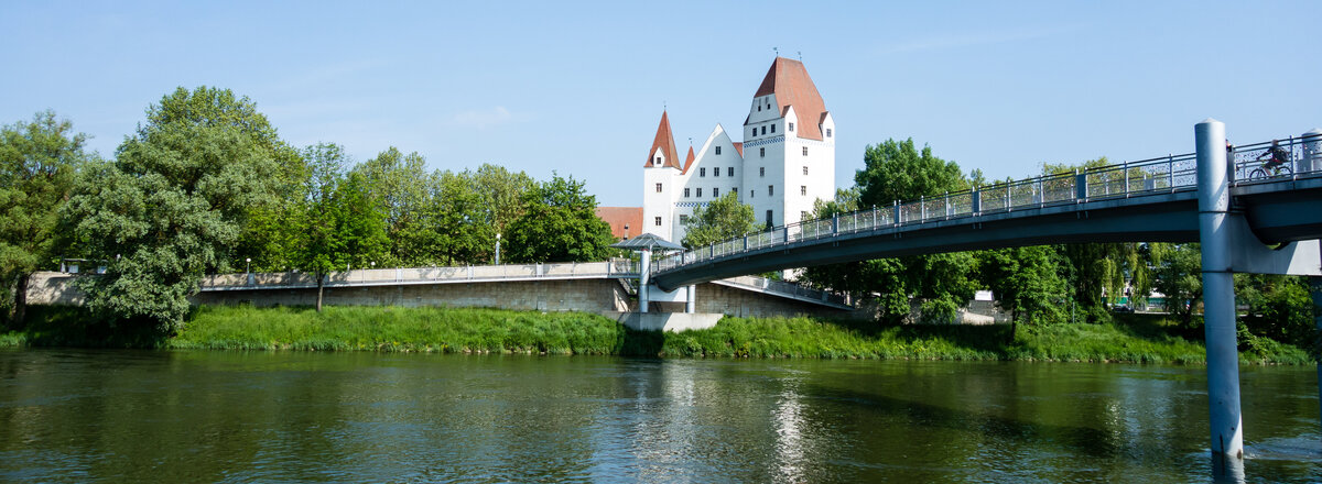 Neues Schloss in Ingolstadt mit der Donau im Vordergrund