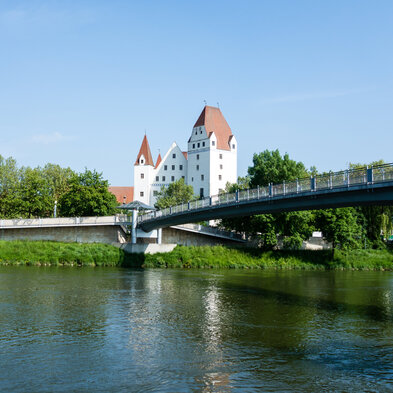 Neues Schloss in Ingolstadt mit der Donau im Vordergrund